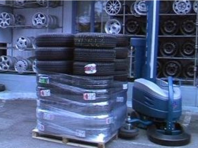 Robot S5 per applicazioni sito.jpg Robot avvolgipallet azienda pneumatici Casoria (NA)
